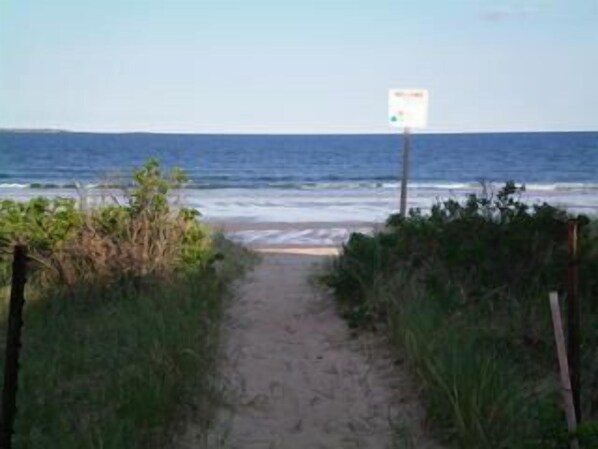 Walkway around the corner to the beach !
