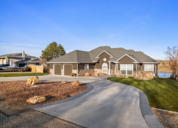 Front of house, see how close the river is.  Right in the backyard!