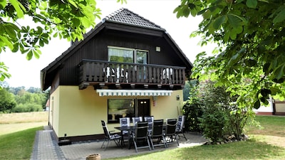 Casa de campo luminosa de estilo rural con capacidad para 10 personas. Los costos adicionales y Wi-Fi incl.