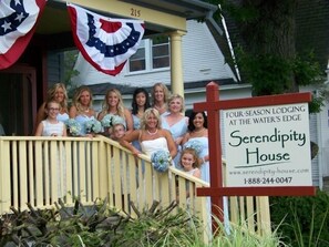 With its adjacent suites, the inn is perfect for wedding parties and reunions.