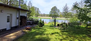 Sommerblick auf die Sonnenterrasse, die Havel und das Naturschutzgebiet.