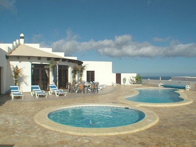 Gran villa de lujo con 2 piscinas privadas climatizadas.