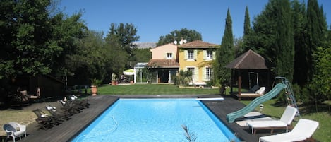 Grand espace piscine vue sainte victoire