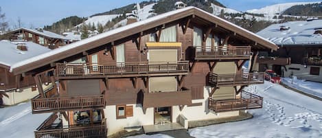 Appartement situé au premier étage au dessus de la porte d'entrée ,terrasse 