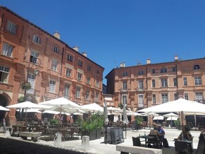 Place nationale avec ses restaurants à 100m de l'appartement.