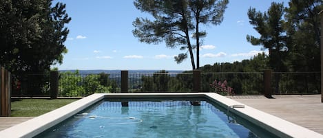 Salon de jardin avec vue imprenable sur la campagne Aixoise