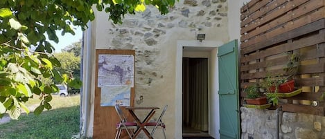 Entrée du gîte avec petite terrasse en bois privative