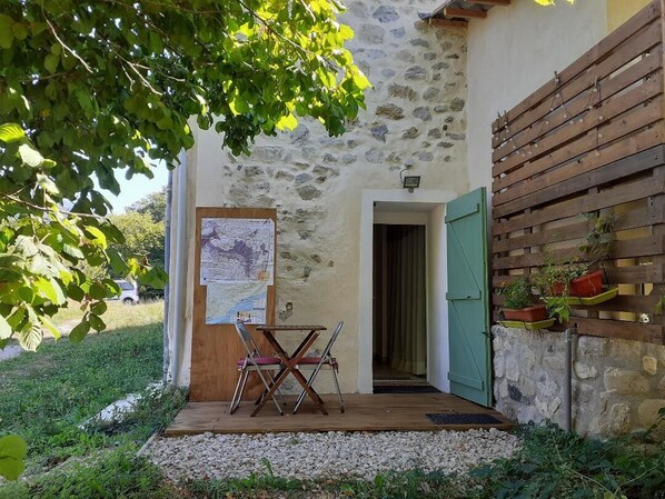 Entrée du gîte avec petite terrasse en bois privative