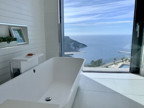 Stunning bathroom views .