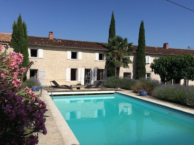 Excepcional casa de campo ubicada cerca de uno de los pueblos más bellos de Charente