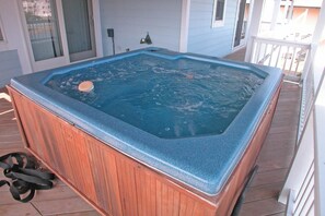 surf-or-sound-realty-captains-belle-604-hot-tub