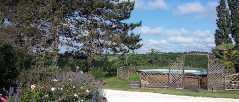 Vue depuis la terrasse de la piscine plein ouest