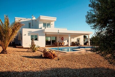 Villa contemporánea reciente, piscina privada, aire acondicionado, wifi, TDT y tranquilidad. 