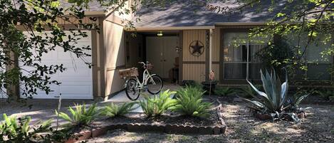 Tucked into the trees. A retreat. Private & Peaceful. 