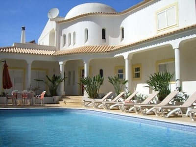 Amplia villa con piscina, a 5 minutos a pie de la playa, wifi gratis.