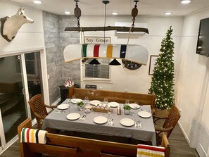 Reservation for 10 please.