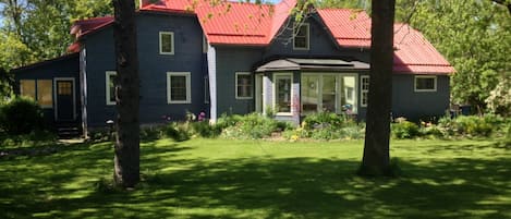 Harmonious Fox House from the front