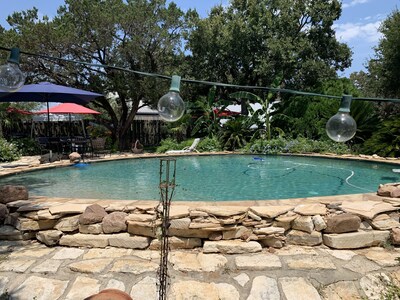 Texas Cabin w/ property  guest pool. W/ Lake access , outdoor kitchen. Sleeps 6.