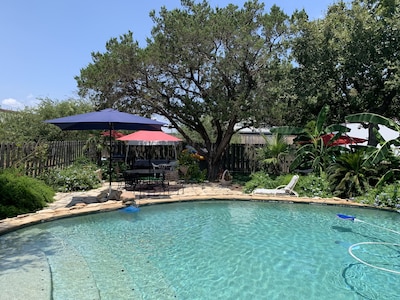 Texas Cabin w/ property  guest pool. W/ Lake access , outdoor kitchen. Sleeps 6.