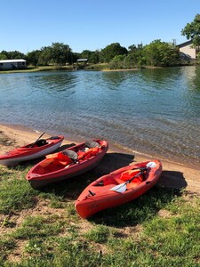 Texas Cabin w/ property  guest pool. W/ Lake access , outdoor kitchen. Sleeps 6.