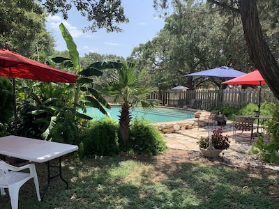 Texas Cabin w/ property  guest pool. W/ Lake access , outdoor kitchen. Sleeps 6.