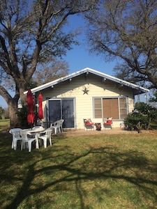Texas Cabin w/ property  guest pool. W/ Lake access , outdoor kitchen. Sleeps 6.