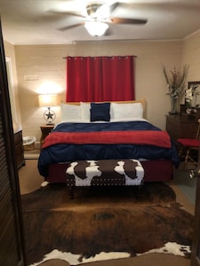 Texas Cabin w/ property  guest pool. W/ Lake access , outdoor kitchen. Sleeps 6.