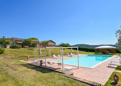 Villa con piscina privada, bicicletas a 2km del pueblo. Zona tranquila y vistas panorámicas.