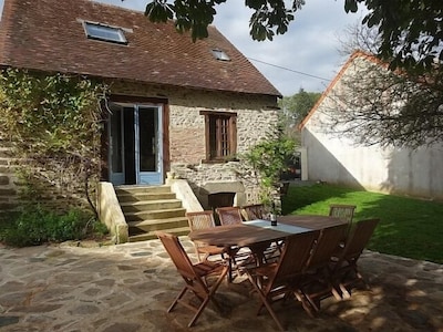 Freistehendes Cottage aus Stein, großer Garten, oberirdischer Pool mit Terrassendielen und kostenlosem WLAN