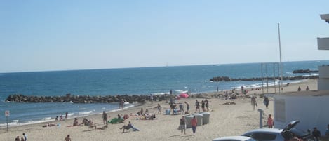 la plage vue du balcon, à droite poste de secours