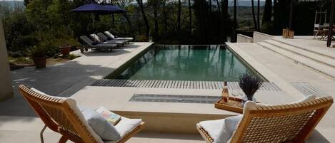 Panaromic views over the terrace and pool 