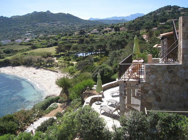 Blick auf unser Haus, den Strand und das Hinterland