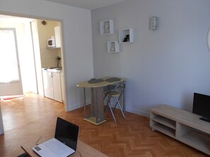 Traversing view of the main room toward the kitchen