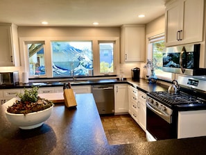 Beautiful kitchen to enjoy your cocktails and lovely meals
