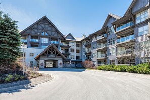Roll up to this beautiful and comfortable chalet, located in a prime location on Blackcomb Mountain.