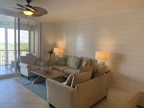 Family/entertaing room 