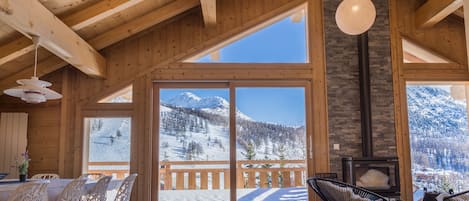 Grand séjour de 60m² avec foyer, donnant sur la terrasse plein sud