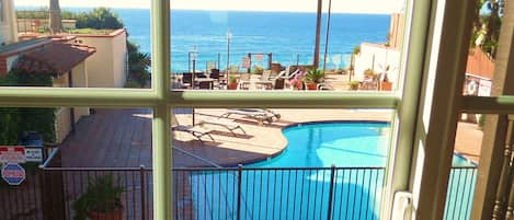 pool, hot tub, ocean front!