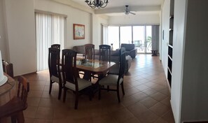 dinning area setts 6 comfortably
