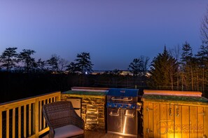 Smoky Mountain Cabin "Winter Ridge" - Outdoor Kitchen with Glowing Countertops