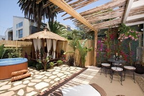 Tropical Yard w/Jacuzzi
