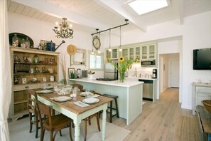 Dining Area & Kitchen