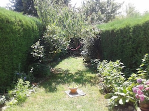 jardin au delà de la terrasse
