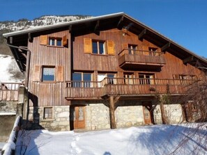 Vue du chalet en hiver