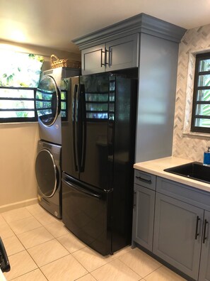 Full size washer, dryer and fridge. We supply all linens, towels & beach towels