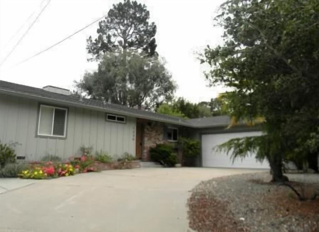 CHARMING 2 BEDROOM MONTEREY HOME NESTLED AMONGST THE TREES 5 MINS FROM THE OCEAN