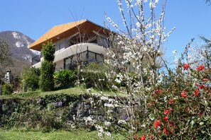 la maison (l'appartement en location est tout en haut)