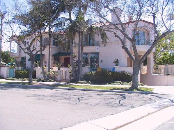 AIR CONDITIONED MEDITERRANEAN BEAUTY (BEST LOCATION IN CORONADO)














