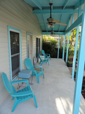 Front porch relaxing zone 