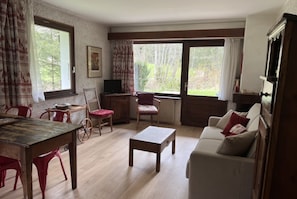 Porte-fenĂȘtre donnant sur la terrasse et le jardin